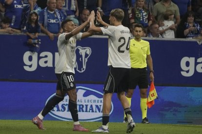 Mbappé es felicitado por su compañero Huijsen tras anotar uno de sus dos goles al Oviedo.