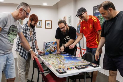 Varios amigos se juntan para jugar en Nivel 13.  Carmen G. Giménez, con su primer juego de mesa.  Mario Grande, con su colección de juegos de mesa y de rol.