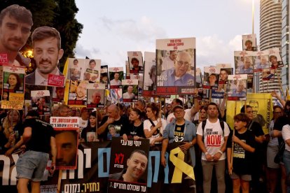 Familiares de los rehenes protestan en Tel Aviv contra Netanyahu.