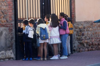 Alumnos esperann para entrar a clase el primer día del año pasado.