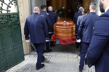 Llegada del féretro del cantante Manuel de la Cava, miembro del Dúo Dinámico, a la sede principal de la SGAE en Madrid, este miércoles, donde se celebra su capilla ardiente. El velatorio abrió sus puertas a las 11 de la mañana y podrá visitarse hasta las 20 horas para dar el último adiós al coautor de himnos como 'Resistiré' o 'Quince años tiene mi amor', diagnosticado desde hace tres años de u.