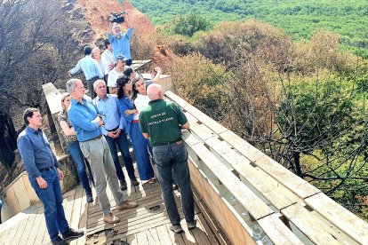 Los reyes con el presidente de la Junta y la ministra de Igualdad en el mirador de Orellán.
