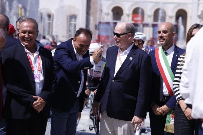 El príncipe Alberto de Mónaco (c), que el sábado asistió a la salida de la primera etapa de 80ª Vuelta a España, en Turín (Italia). EFE/Javier Lizón.