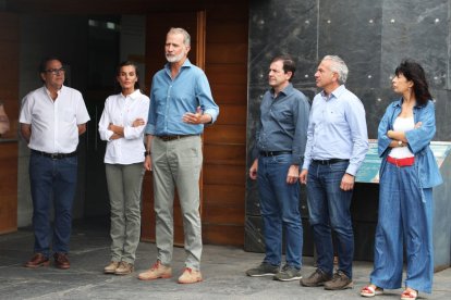 Alfonso Fernández, doña Letizia, don Felipe, Mañueco, Sen y Redondo.