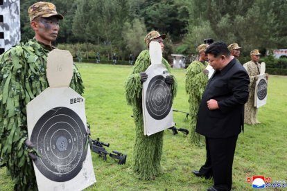 Kim Jong Un en una visita a una base de entrenamiento.