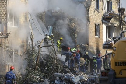Trabajos de rescate en Kiev, ayer.