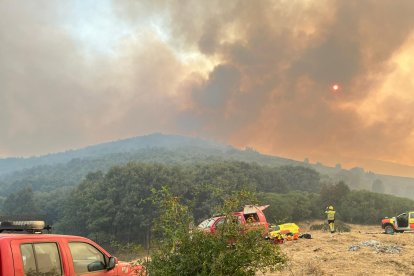 Bomberos forestales de la Generalitat de Valencia colaboran en la extinción de los incendios de Yeres e Igüeña, en León.