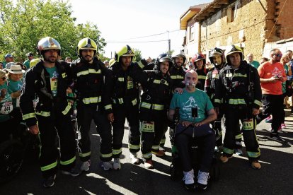 Urbano González junto a los bomberos participantes en la carrera en la edición de 2024. fernando otero perandones