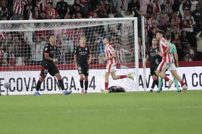 La defensa de la Cultural no estuvo afortunada en el gol de Perrin.