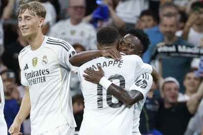 Vinicius celebra su gol con Mbappé.