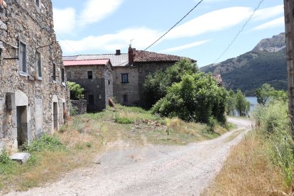 Hay viviendas arregladas junto a otras en mal estado de conservación.