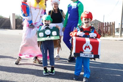 Desfile de carrozas en Matadeón.  La localidad celebra cuatro días de fiesta.