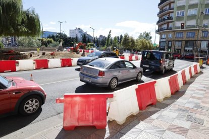 El semáforo del paseo de Salamanca ya no tiene las cámaras de multar.  El movimiento de tierra ha cortado un carril.