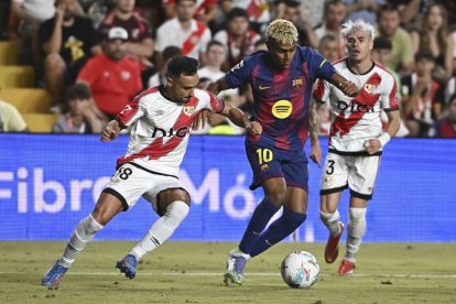 Lamine Yamal pugna con el rayista Álvaro García por el control del balón.