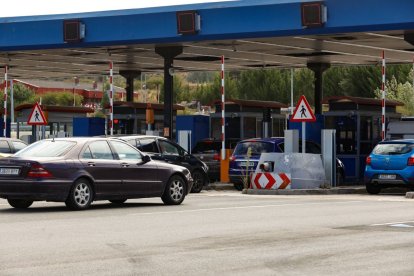 Tráfico denso a la entrada del peaje de la AP-66 en La Magdalena.