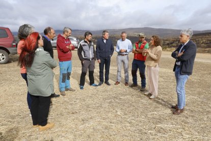 González Corral explica a ganaderos y agricultores afectados por los incendios las medidas de la Junta para paliar los daños.