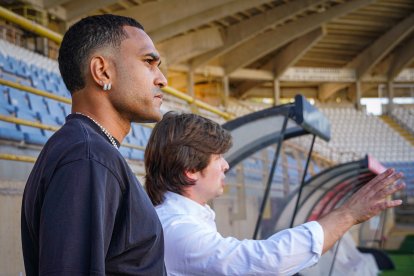 Jordi Mboula junto a José Manzanera en el Reino de León