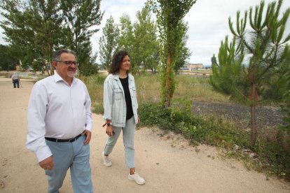 Los concejales Carlos Fernández y Lidia Coca, recorriendo el Anillo Verde.