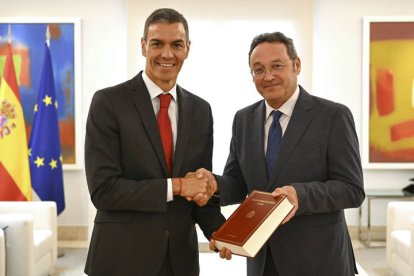 El presidente del Gobierno, Pedro Sánchez, recibe ayer en el Complejo de la Moncloa al fiscal general del Estado, Álvaro García Ortiz, quien le ha entregado un ejemplar de la Memoria Anual de la Fiscalía.