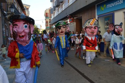 Gigantes y cabezudos recorren las calles de Valencia de Don Juan.