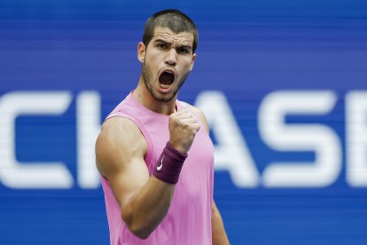 Carlos Alcaraz celebra uno de sus muchos puntos ganadores frente a Djokovic.