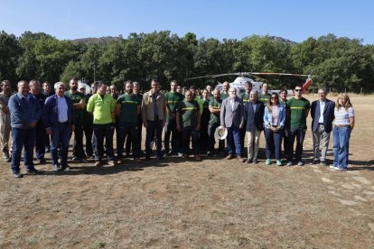 Foto de familia de la visita de Pedro Sánchez a la base de la Brif de Tabuyo del Monte.