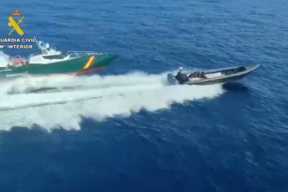 Archivo - Una patrullera de la Guardia Civil en una persecución de una narcolancha.