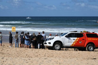 SYDNEY (Australia), 06/09/2025.- Family and friends gather at the scene of a fatal shark attack at Long Reef Beach, Dee Why, Sydney, Australia, 06 September 2025. A man died after being attacked by a large shark on Sydney's northern beaches. EFE/EPA/DEAN LEWINS AUSTRALIA AND NEW ZEALAND OUT.