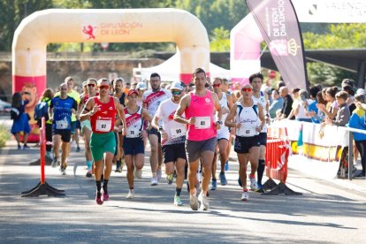 Primeros metros de la carrera El Cachón de la Isla.