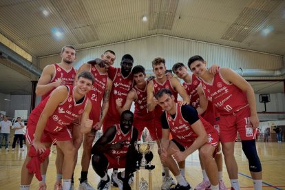 Los jugadores de la Cultural celebran su triunfo.