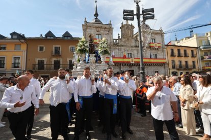 La Virgen de la Encina, la patrona de Ponferarda y el Bierzo, llega en procesión a la misa central de esta jornada festiva del 8 de septiembre.