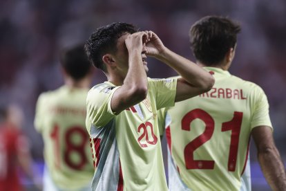 Pedri celebra uno de los goles de España en la fase de grupos clasificatorio para el Mundial 2026.