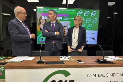 Enrique Ruiz (i), Benjamín Castro y Soledad Alegre, momentos antes de la rueda de prensa.