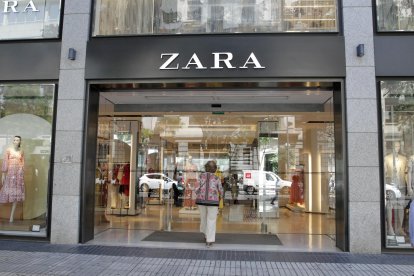 Imagen de una tienda de Zara, del Grupo Inditex, en el madrileño barrio de Salamanca. EFE/Marcel Guinot.