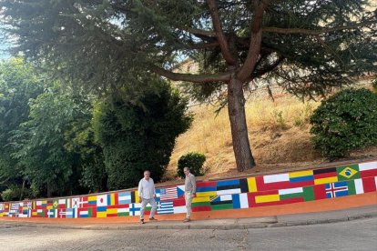 Banderas de todos los países en la Puerta del Sol de Astorga.