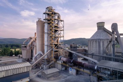 Instalaciones de la cementera en Toral de los Vados.
