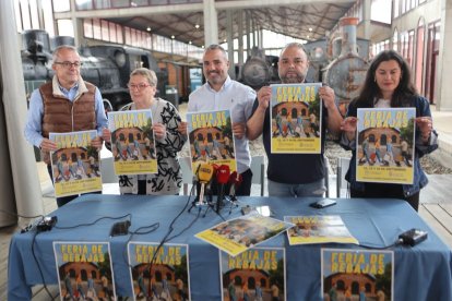 La Feria de las Rebajas se presentó ayer en el Museo del Ferrocarril.