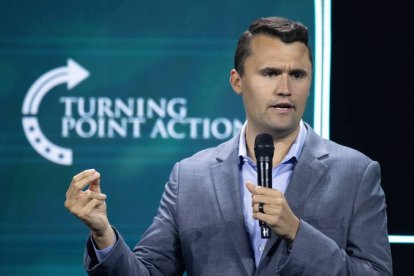 Fotografía de archivo del 26 de julio de 2024 del comentarista y activista conservador Charlie Kirk durante un evento en West Palm Beach (Estados Unidos