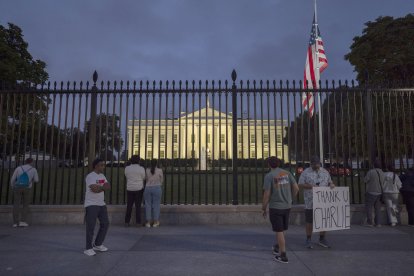 Bandera a media asta por el asesinato del activista Charlie Kirk.