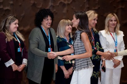La reina Letizia saluda a expertas del congreso.