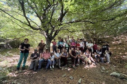 Participantes en una actividad propuesta en el Alto Bernesga.