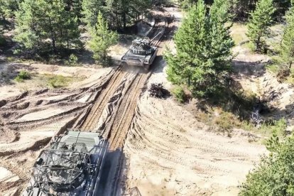 Vehículos blindados participan en los ejercicios militares Zapad-2025 en un lugar no revelado de Bielorrusia.