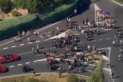 Un grupo de manifestantes intenta cortar el paso de los corredores en la Vuelta, el 13 de septiembre de 2025.