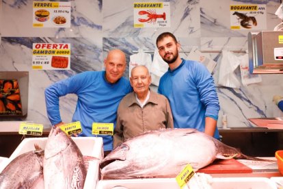 Matías Mata Fernández con su hijo Emilio Mata Fernández y su nieto Raúl Mata Solla, tres generaciones en La Ría.