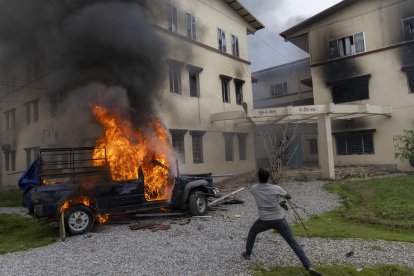 Manifestante prendiendo fuego a un automóvil durante las protestas de esta semana en Nepal. (Protestas) EFE/EPA/NARENDRA SHRESTHA.