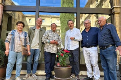 Tomás Álvarez, segundo por la derecha, es el alma mater de la Amigos del Camino de Künig.