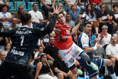 Gonzalo Pérez fue la estrella del Ademar con nueve goles