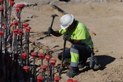 Archivo - Trabajadores durante la realización de las obras de la A-5, a 29 de julio de 2025, en Madrid (España).