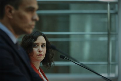 Archivo - Imagen de una comparecencia conjunta del presidente del Gobierno, Pedro Sánchez, y la jefa del Ejecutivo madrileño, Isabel Día Ayuso.