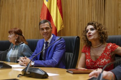 El presidente del Gobierno junto a Cristina Narbona y María Jesús Montero.